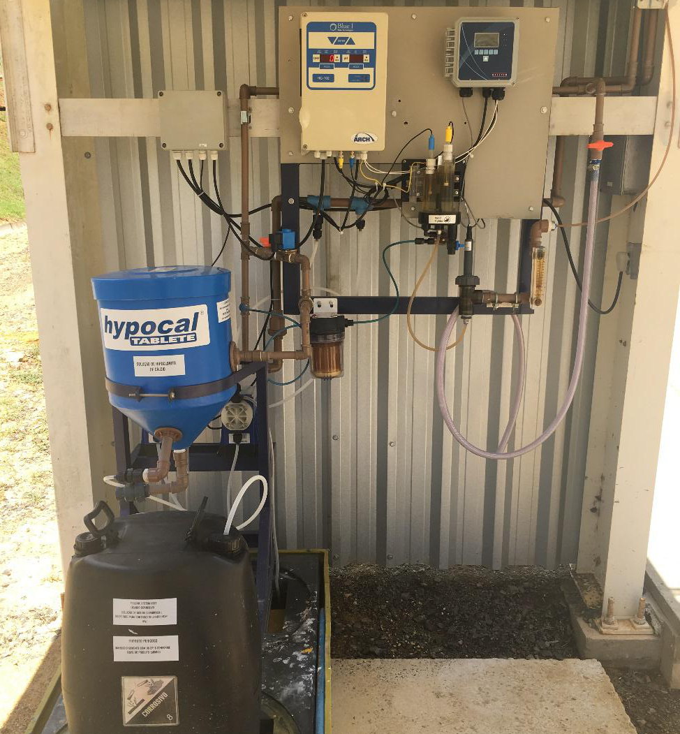 Foto do sistema de dosagem e de controle de pH e Cloro